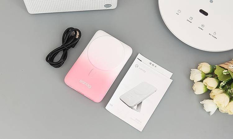 轻装上阵,完美解决带数据线的麻烦:sanag塞那K60无线磁吸充电宝