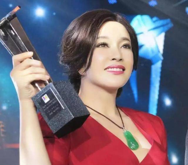 65岁刘晓庆近照,双下巴抢镜面部松弛,室内戴墨镜打台球扮酷_状态_生活