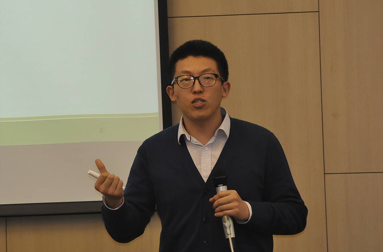90后男教授因颜值走红,俊秀儒雅更显年轻有为,关键学历不一般_保研