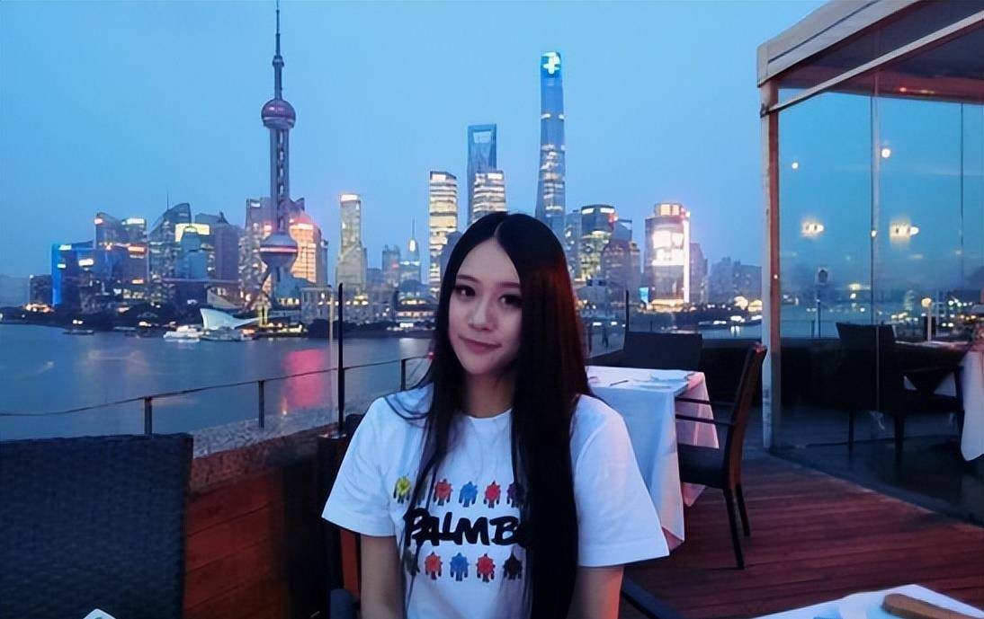 范志毅的英国籍女儿太美艳,身材凹凸有致,新男友是富二代国足