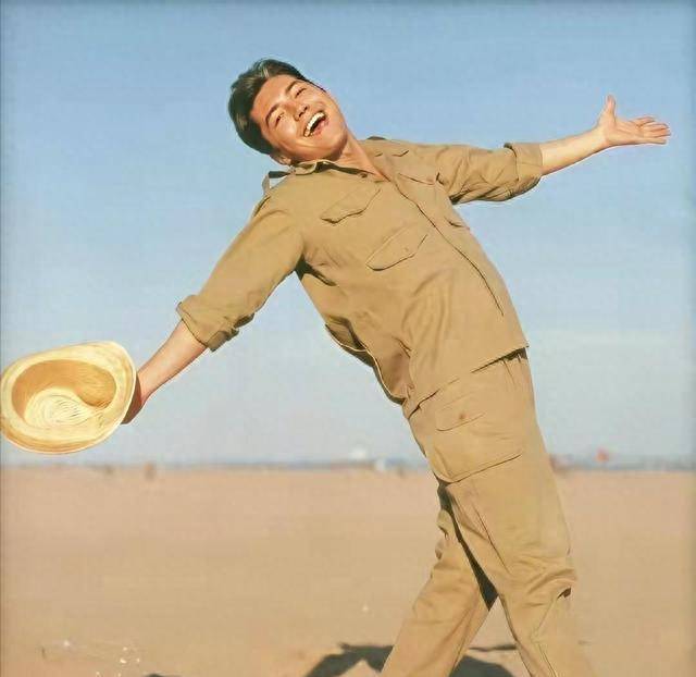 回顾尊龙80年代的打扮,我发现:穿衬衫时髦,出门梳大背头,真帅_西装