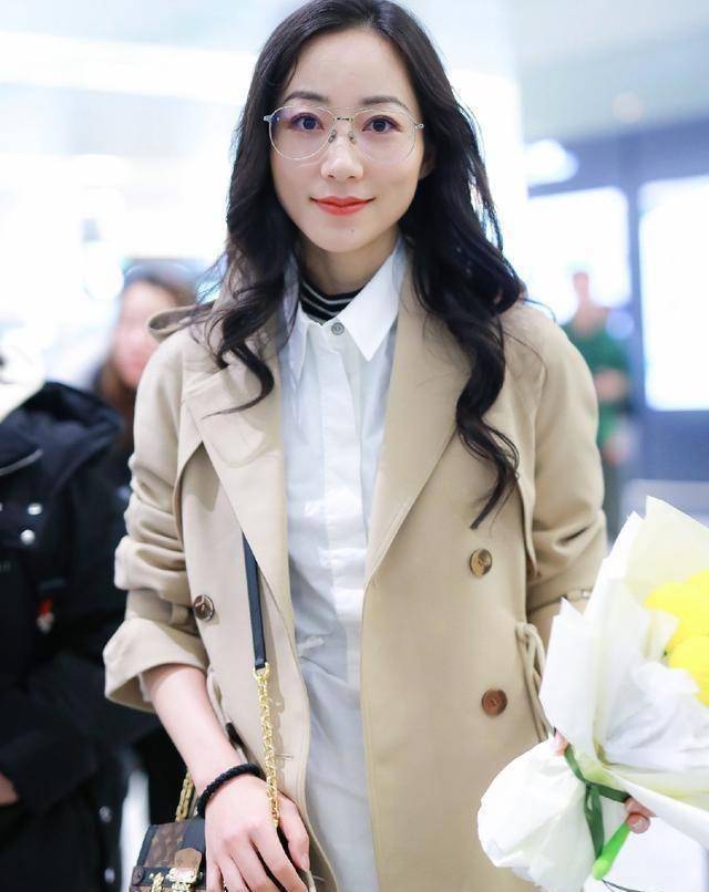 36岁演员韩雪宛如少女,倾情演绎风衣穿搭!