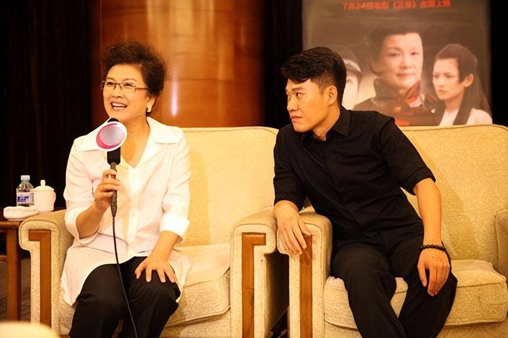 宋春丽:我这辈子最正确的决定,就是在61岁当奶奶的年纪做了妈妈