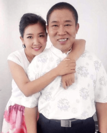 老戏骨杜旭东,寒风中等外孙放学太接地气,漂亮女儿经历两次婚姻_杜锦