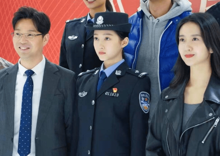 关晓彤警服路透疯传,英气十足成警花,可坐姿还是很"小女生"!