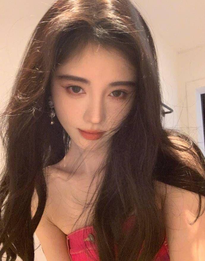 鞠婧祎晒工作照,黑色大波浪搭配牛仔裙甜美迷人_魅力_粉色_照片