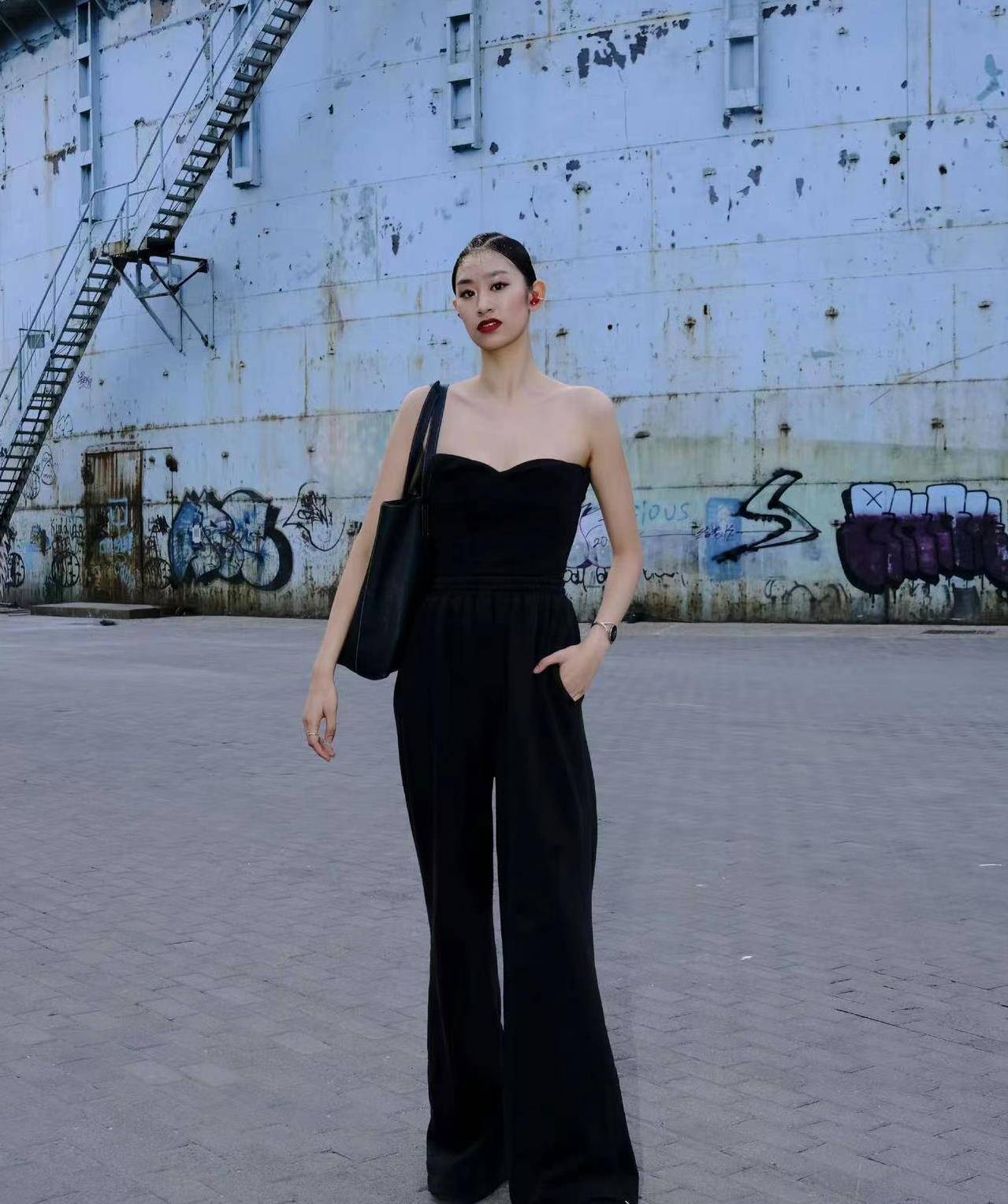 杨丽萍首回应接班人,侄女一米八手长腿长模样漂亮,亲自给其梳妆_白兔