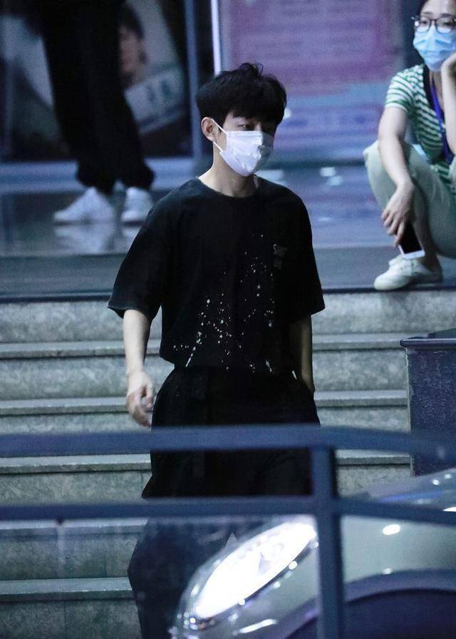 费启鸣否认后何炅陷两难,不管承认与否,都会波及打拼26年的事业_冷