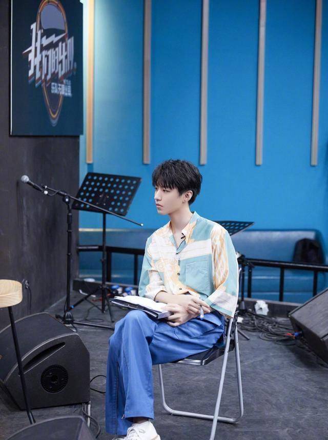 王俊凯人形雕塑印花衬衫引领夏日穿搭新风尚,活力又舒适才惹人爱_设计