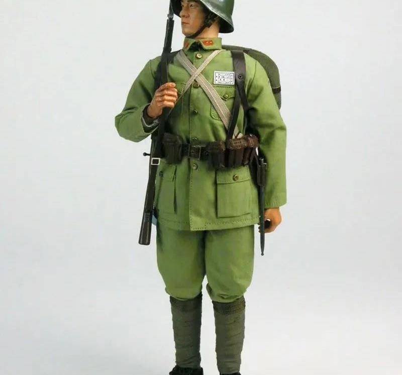 再說說部隊和軍校師生的制服,雖然1930年代,民國政府與國外建立了密切