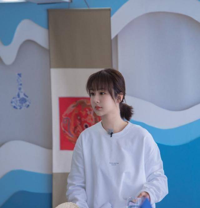 杨紫就是小可爱,宽松卫衣配拼接牛仔裤,阳光下甜似"奶糖"_造型_气息