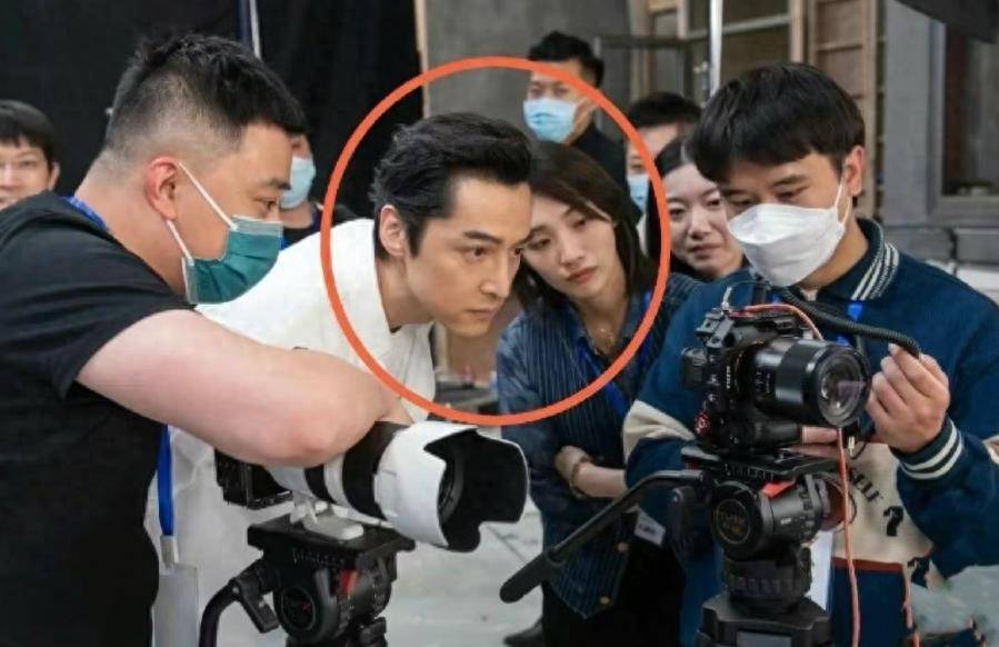 胡歌凌晨晒泛泪照自责,精神反常疑与妻子有关_工作_张冕_生活