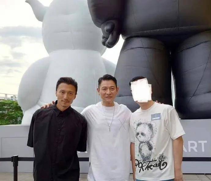 王菲和闺蜜赵薇结束度假,回北京替谢霆锋庆生,穿卡通卫衣超可爱_关系