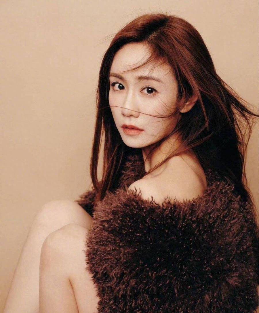 刘芸穿黑衣搭配金裙气质绝佳,自信大方高级感满满_魅力_眼神_照片