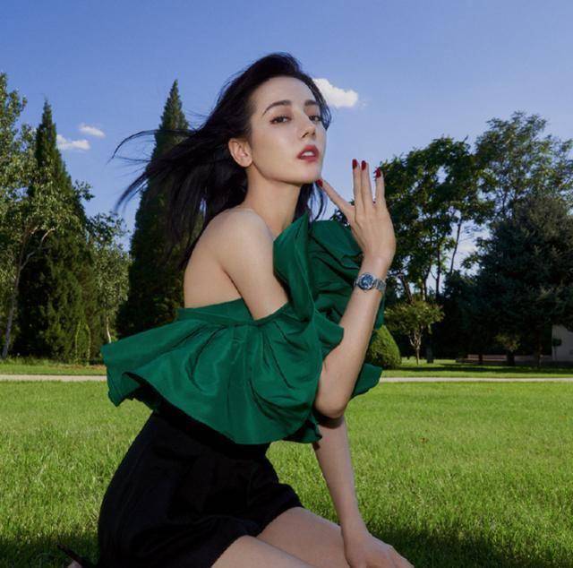 迪丽热巴拍摄夏日清凉大片,侧脸线条令人心动,散发女性魅力!
