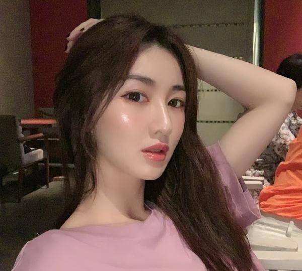 原名叫阮维希,88年的.这次虐到大家的是一位叫阿希哥的tb知名红人▼