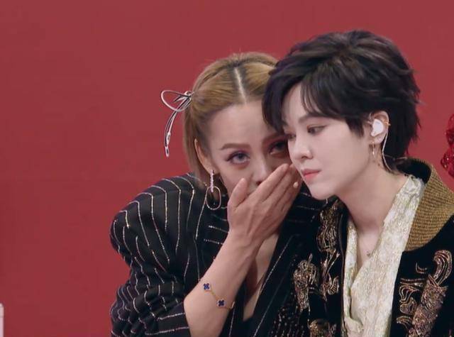 孟佳票数刚公开,宁静跟郁可唯说悄悄话,真以为麦没收到声音?