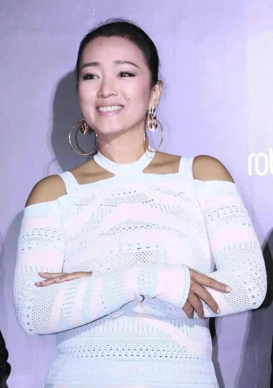 巩俐太自信了,身材健硕,穿"紧身衣",因为肚子肥肉而尴尬_白色_装饰