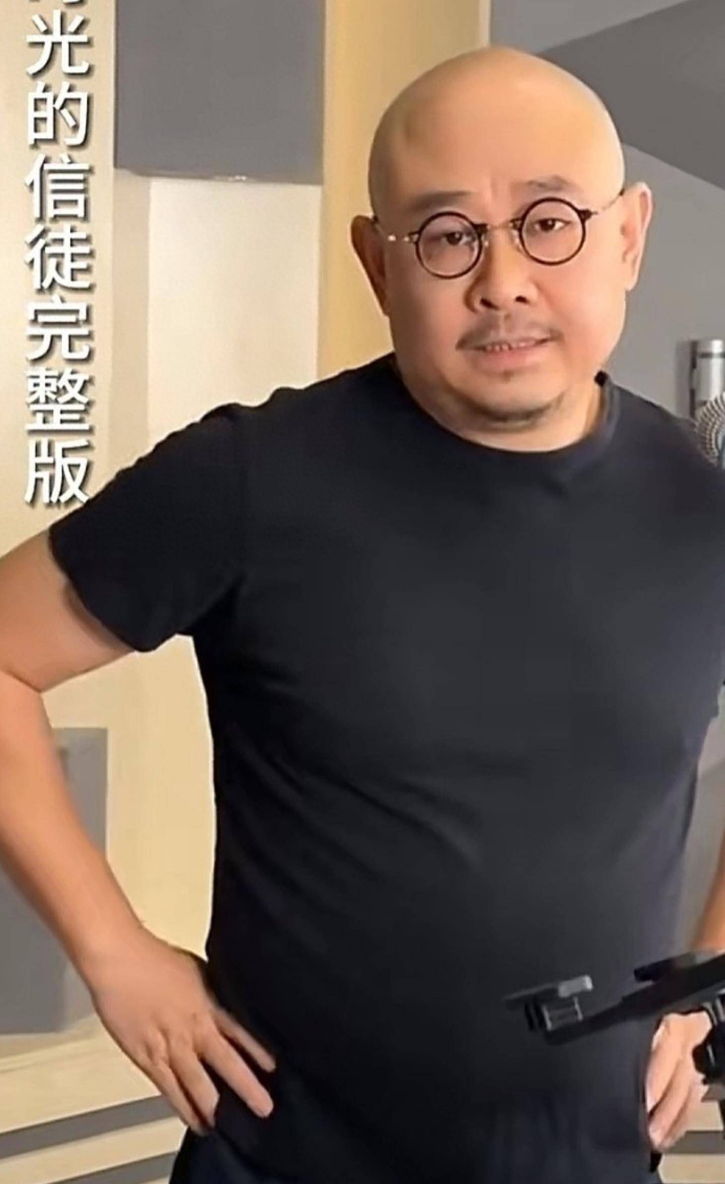光头造型略显憔悴,弹唱老歌获百万点赞_视频_注册_歌曲