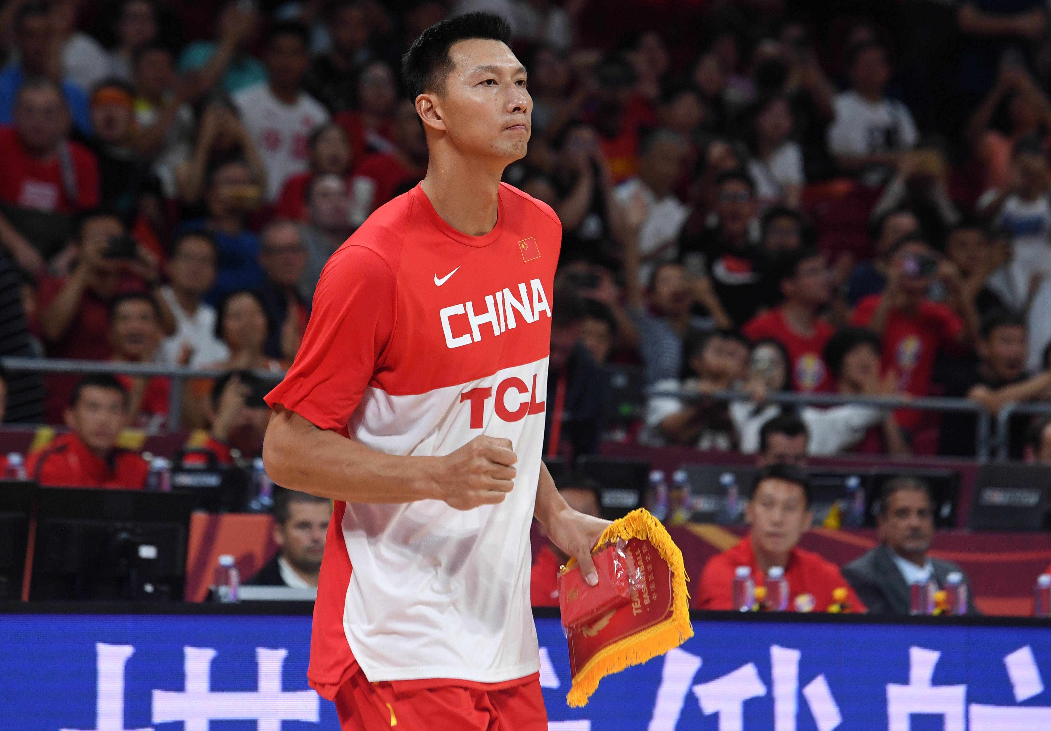 易建联出生于1987年,今年已经36岁了,曾经在nba和cba都打过球,并且都