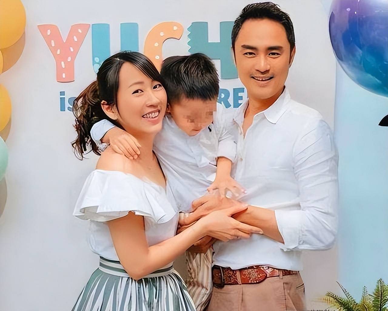 43岁明道官宣二胎,晒一家三口牵手照,不见3岁儿子身影_妻子_女儿_网友