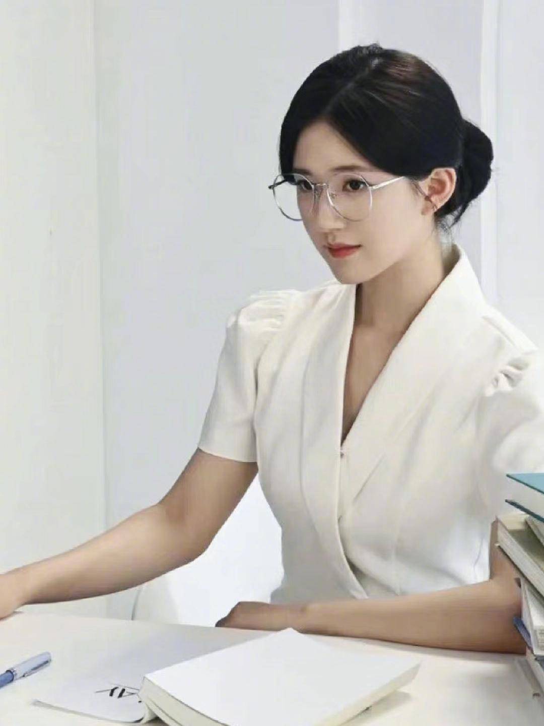 女明星穿白色西服有多绝!看看迪丽热巴杨幂刘亦菲等6位!都好美