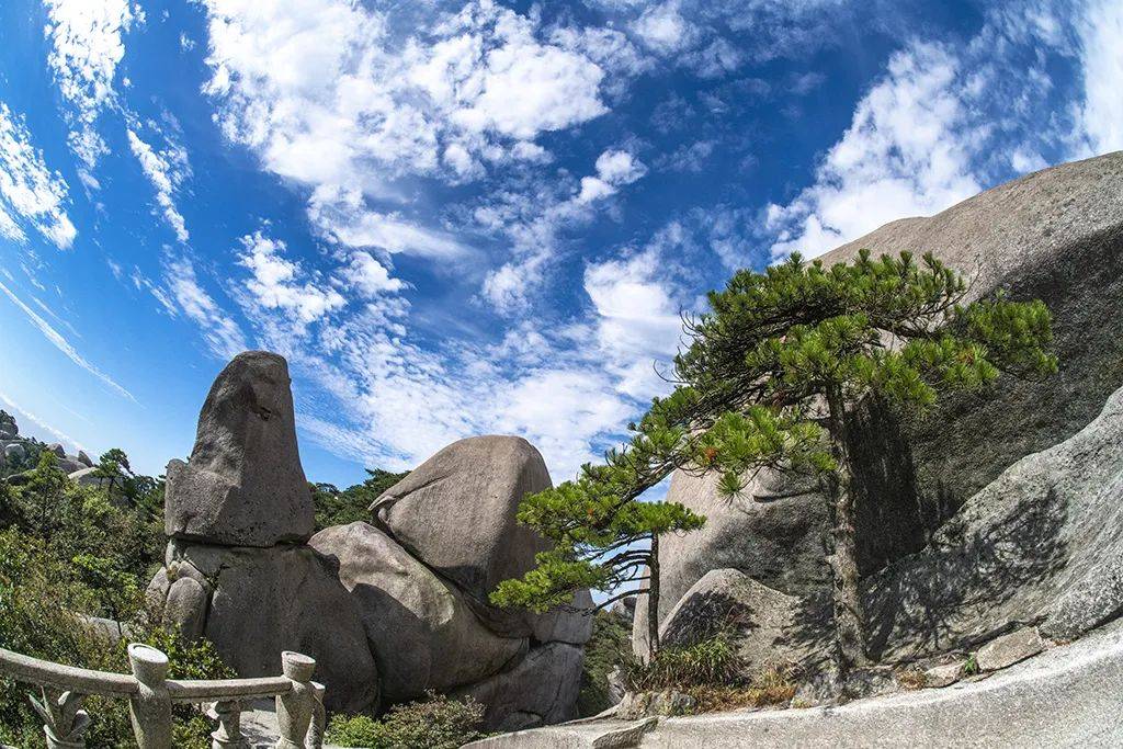 安徽天柱山:层崖叠翠出峰峦 白云飞动蔚蓝天