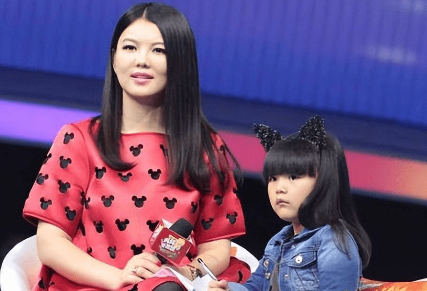 47岁李湘晒退休生活,有钱有闲有事业,个人学历更是"天花板"_大学生