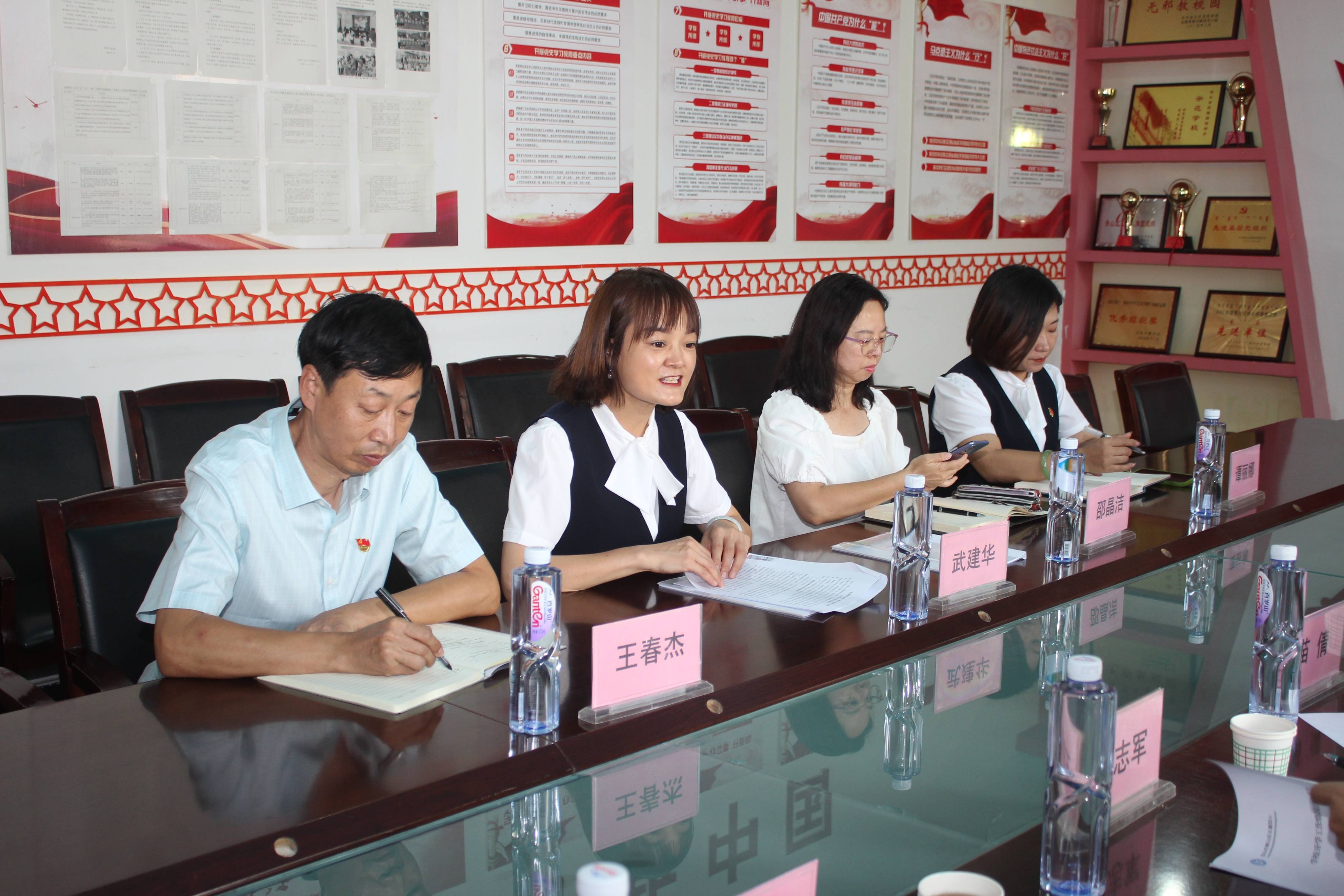 首先,青山区北重四小党支部书记,校长武建华从课程设置,教学管理,教师