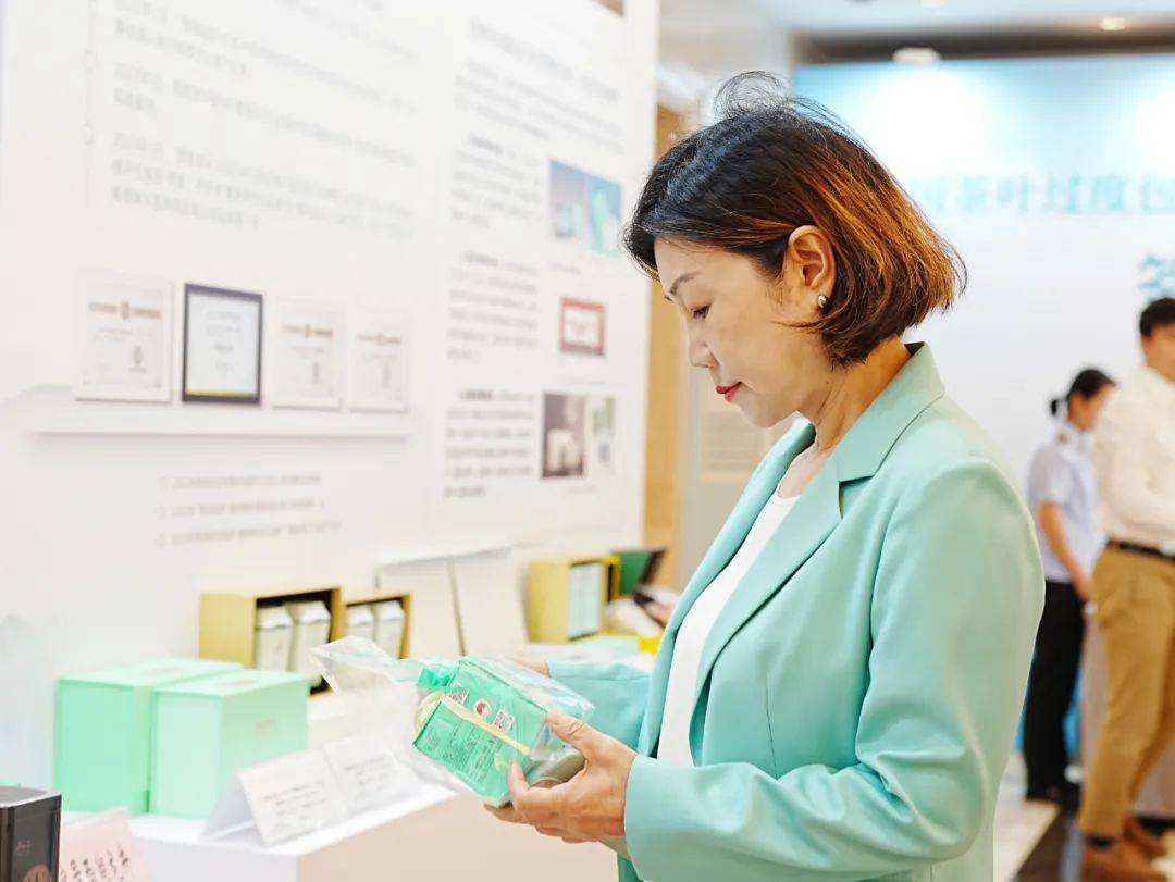 全国包装治理大会在杭举行 卢江梅作为西湖龙井茶企