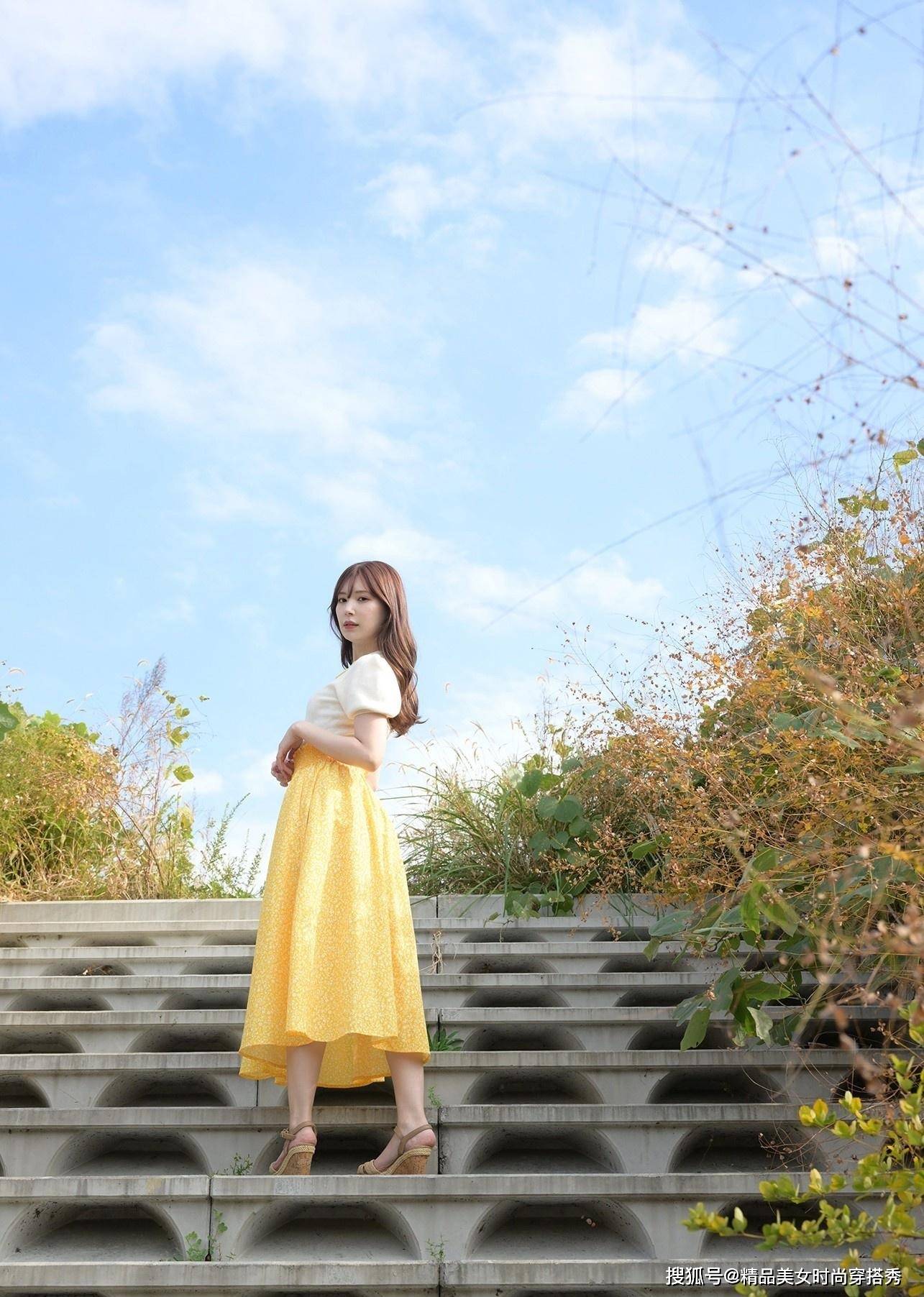 高颜值美女穿黄色针织小衫搭碎花半身裙减龄感十足还不失女人味_知性