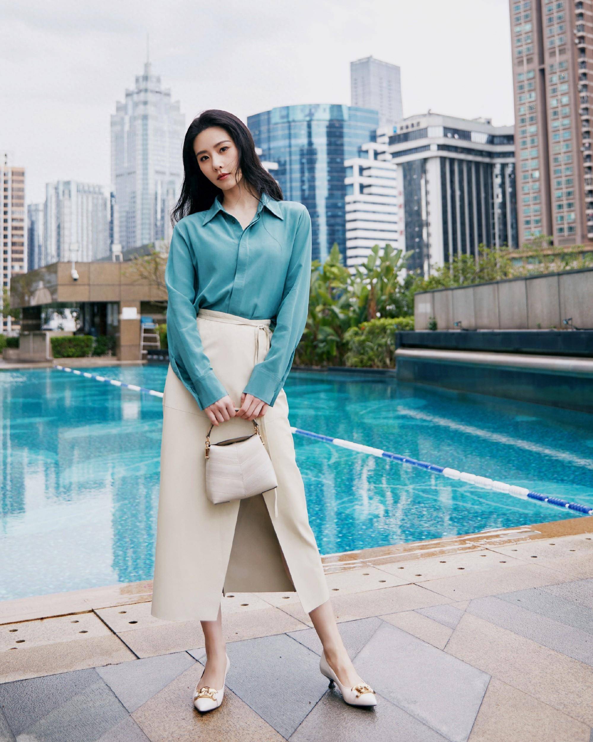 刘诗诗蓝色衬衫搭配白色开衩裙,尽显自信优雅之美!_网络_来自_受伤