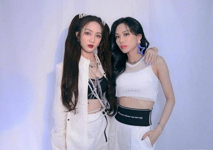 王霏霏孟佳心有灵犀,默契编排了同一动作,可惜票数差距悬殊_复活_王智