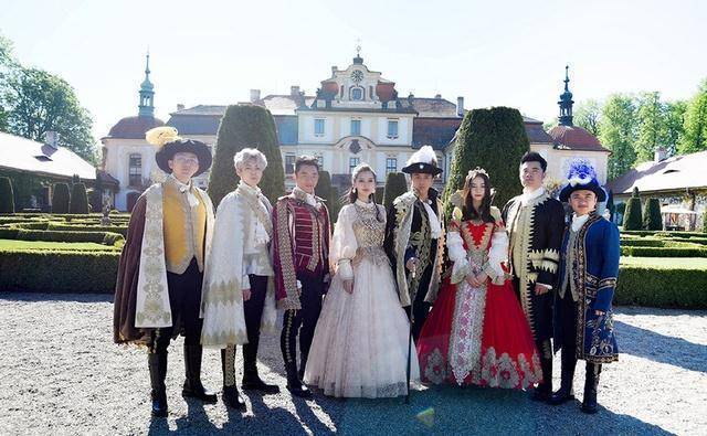 迪丽热巴在鹿晗面前红裙起舞如王子恋人_baby_张天_应采儿