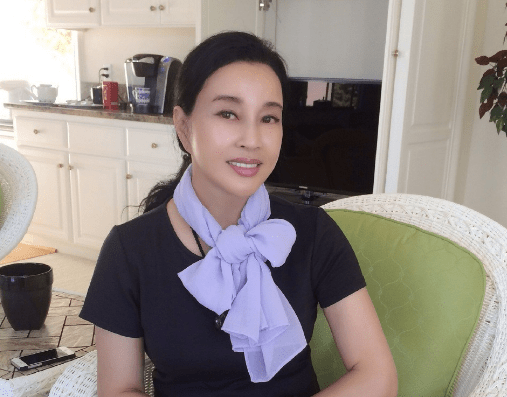 65岁刘晓庆晒近照,穿豹纹紧身连衣裙贵气十足,一双细腿太吸睛!