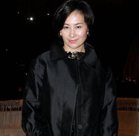 61岁何超琼现身贵州惹争议,穿清凉紧身吊带,荒地里行走困难_年纪_身材