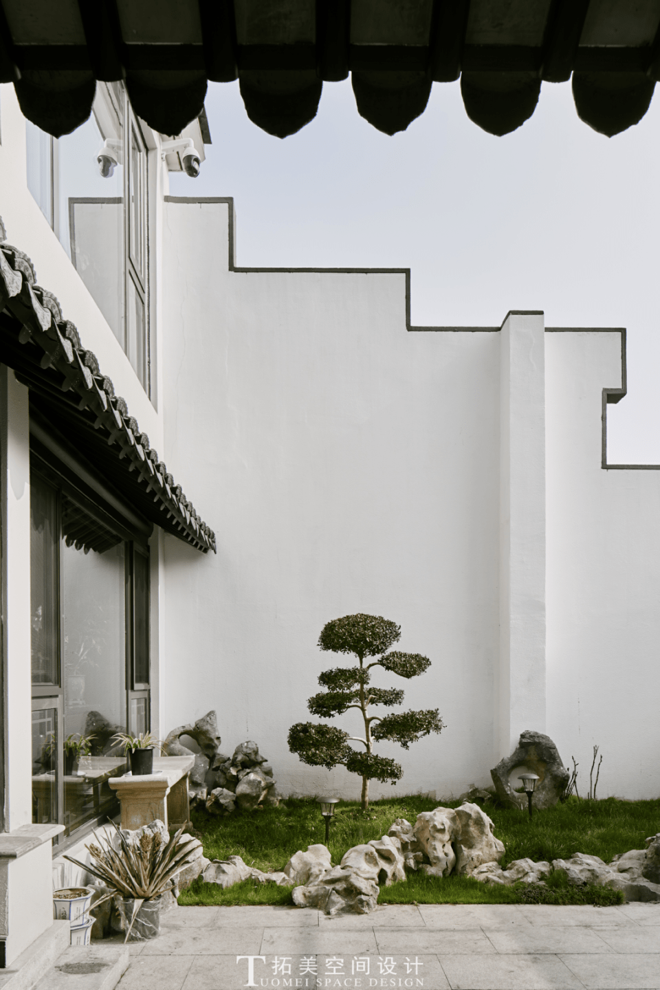 阻隔喧嚣,白墙,黛瓦,青砖汲取传统庭院的韵味,与现代材料和造型糅合