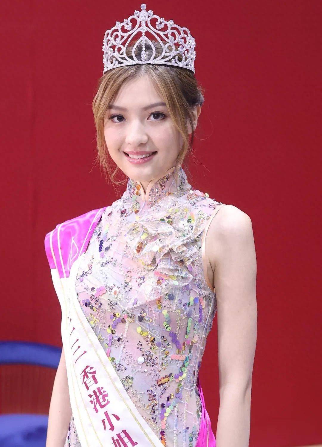 「傻白甜」港姐疑因老赖父母骗千万逃香港_王怡然_王敏慈_网友