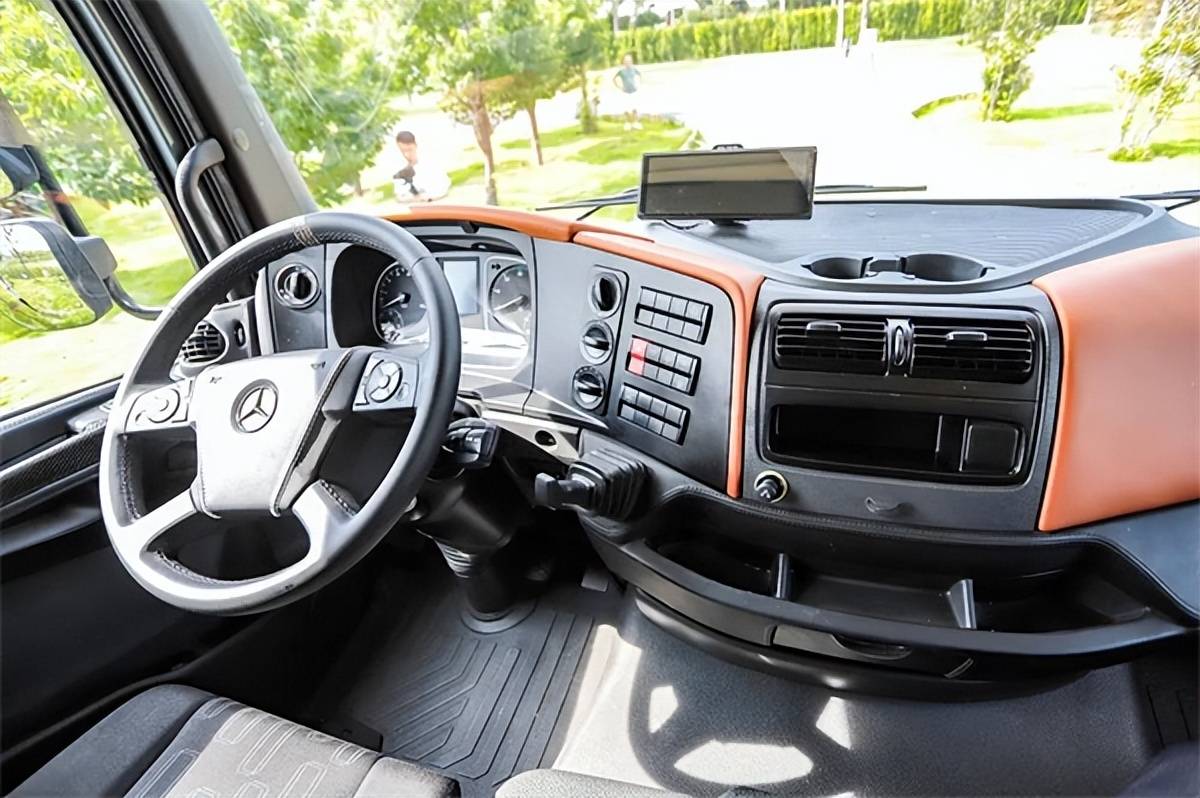 奔驰atego操作区偏向驾驶室的设计便于驾驶员操作,另外中卡平头底盘的