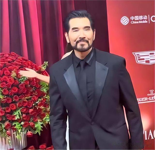 费翔近照,高大威猛,男神至今依旧单身一人,身边只有两只猫陪伴_生活