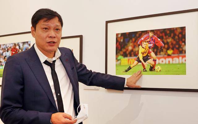 范志毅37岁妻子近照,身材时尚气质十足,跟继女成闺蜜_张梦瑾_足球迷