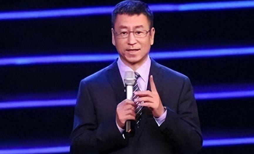 央视一哥白岩松:被病痛折磨暴瘦50斤,只睡3个小时,数次想轻生_妻子