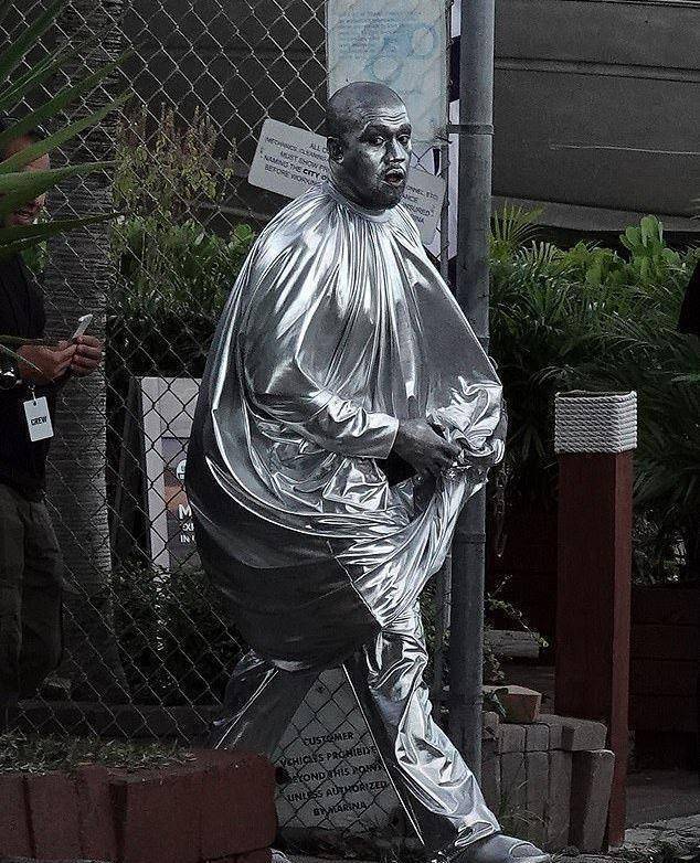 全身涂银色油漆,为了宣传要这么拼吗_泰勒_卡戴珊_耿直