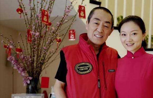 陈婷晒一家三口合照,71岁张艺谋送花秀恩爱,15岁女儿罕见露面_别墅