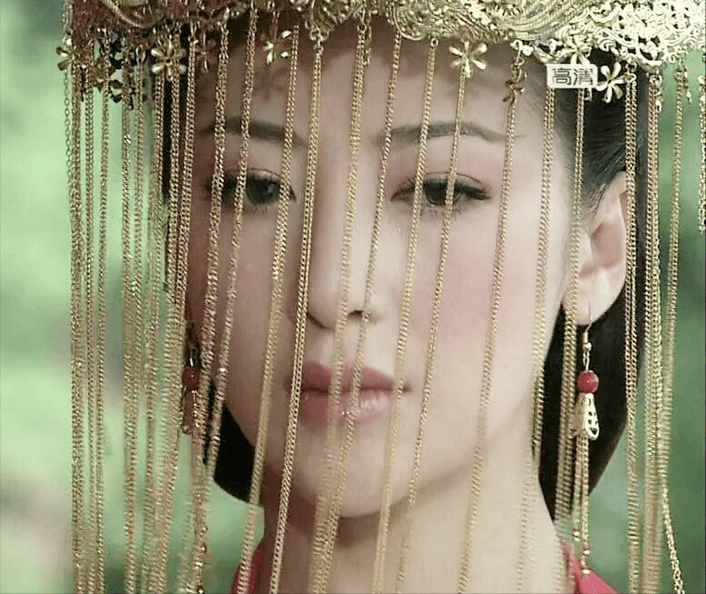 今年还有热播剧《山河令》播出,陈紫函在里面饰演喜丧鬼,完全是冻龄