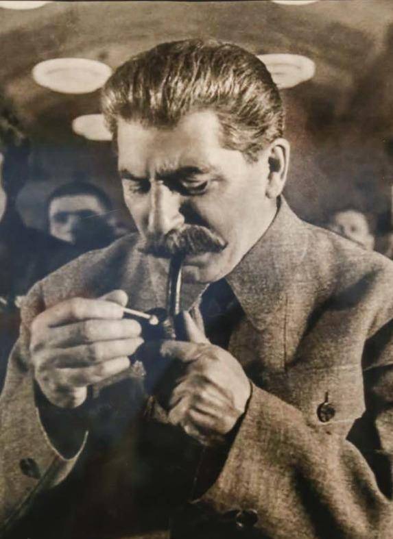 "慈父"斯大林:儿子开枪自杀未遂,他却嘲笑他"枪法不准"_妻子_生活