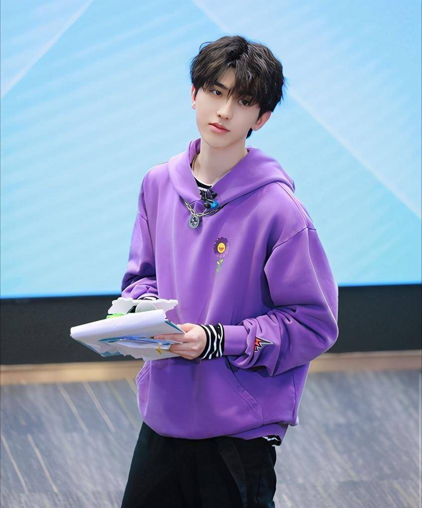 蔡徐坤,出席活动也不忘提携婧妹,网友:最棒蔡pd_曾可妮_刘令姿_节目