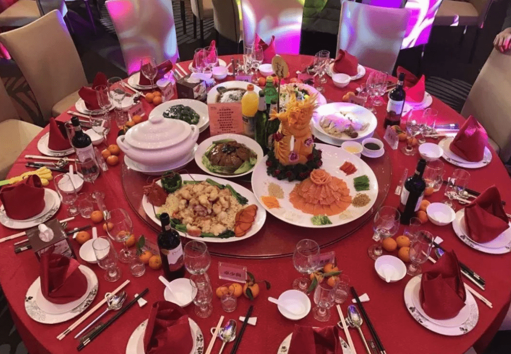 天津的一位领导在参加下属的晋升宴时,只随礼100元,却一直在宴会上