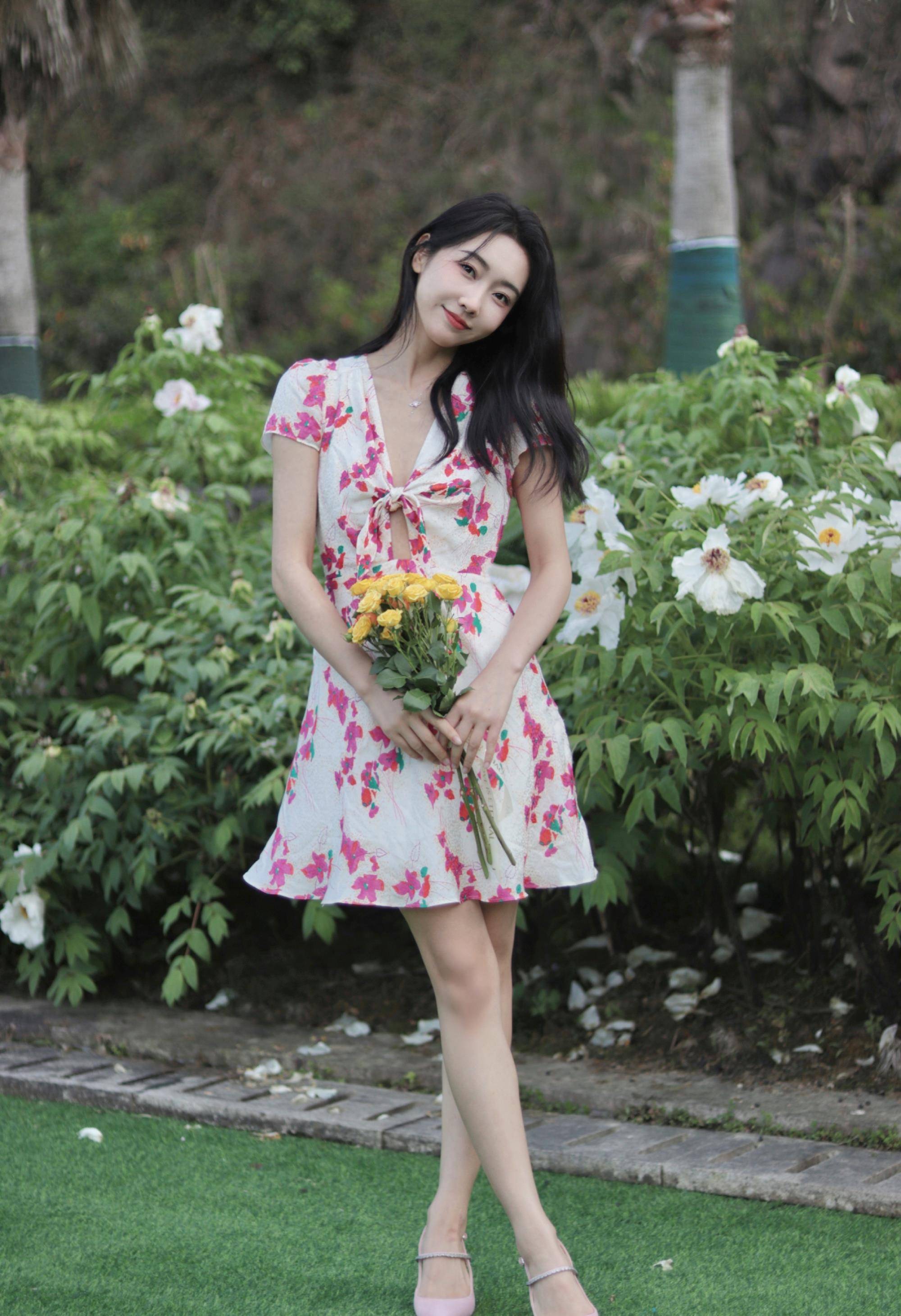 宣璐碎花白裙造型,手捧鲜花美腿吸睛,充满春天的浪漫少女感_时尚_姐姐