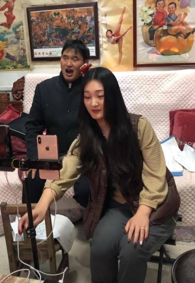 厕所门口包饺子,苍蝇满天飞,大衣嫂原生态农村生活为何屡遭吐槽